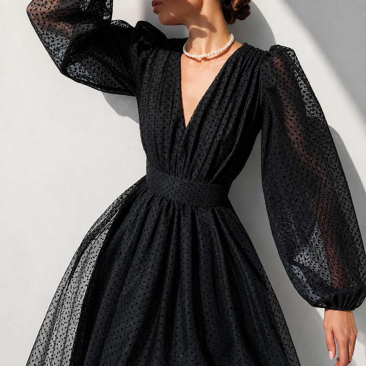 Emina - Schickes Kleid mit V-Ausschnitt und langen Ärmeln