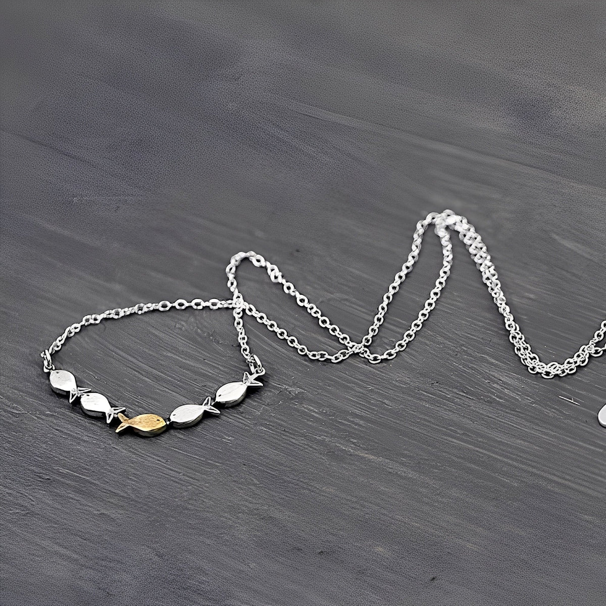 Amandine – Elegantes Halsband mit goldenem Fisch