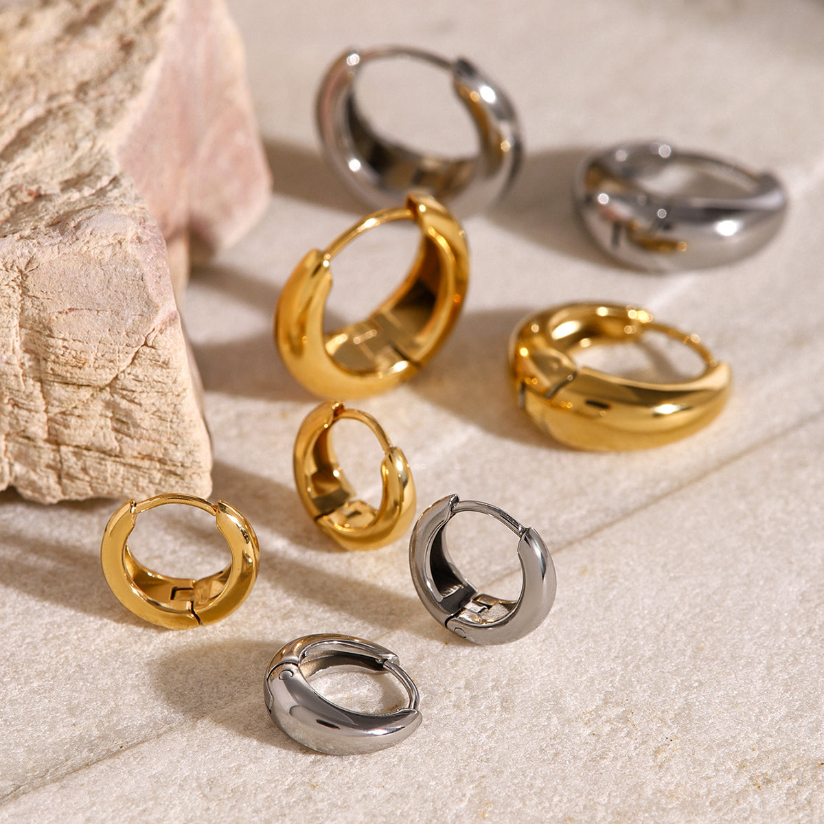 Iris – Geometrische Huggie Creolen aus Gold