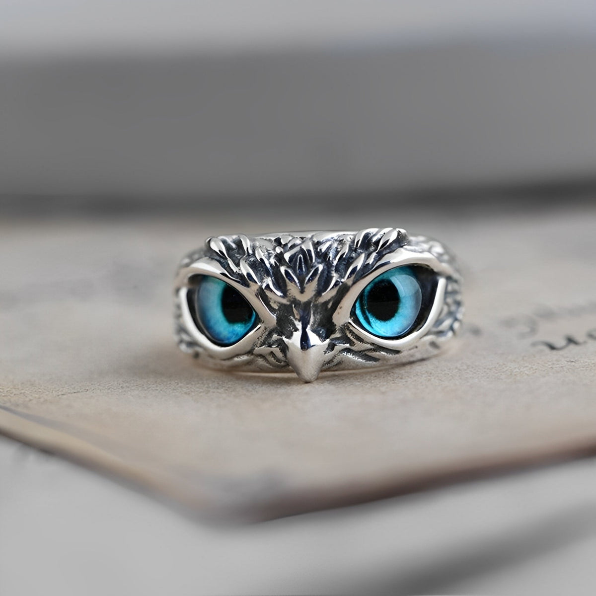 Niva – Verstellbarer Amulett-Ring aus Silber und Opal