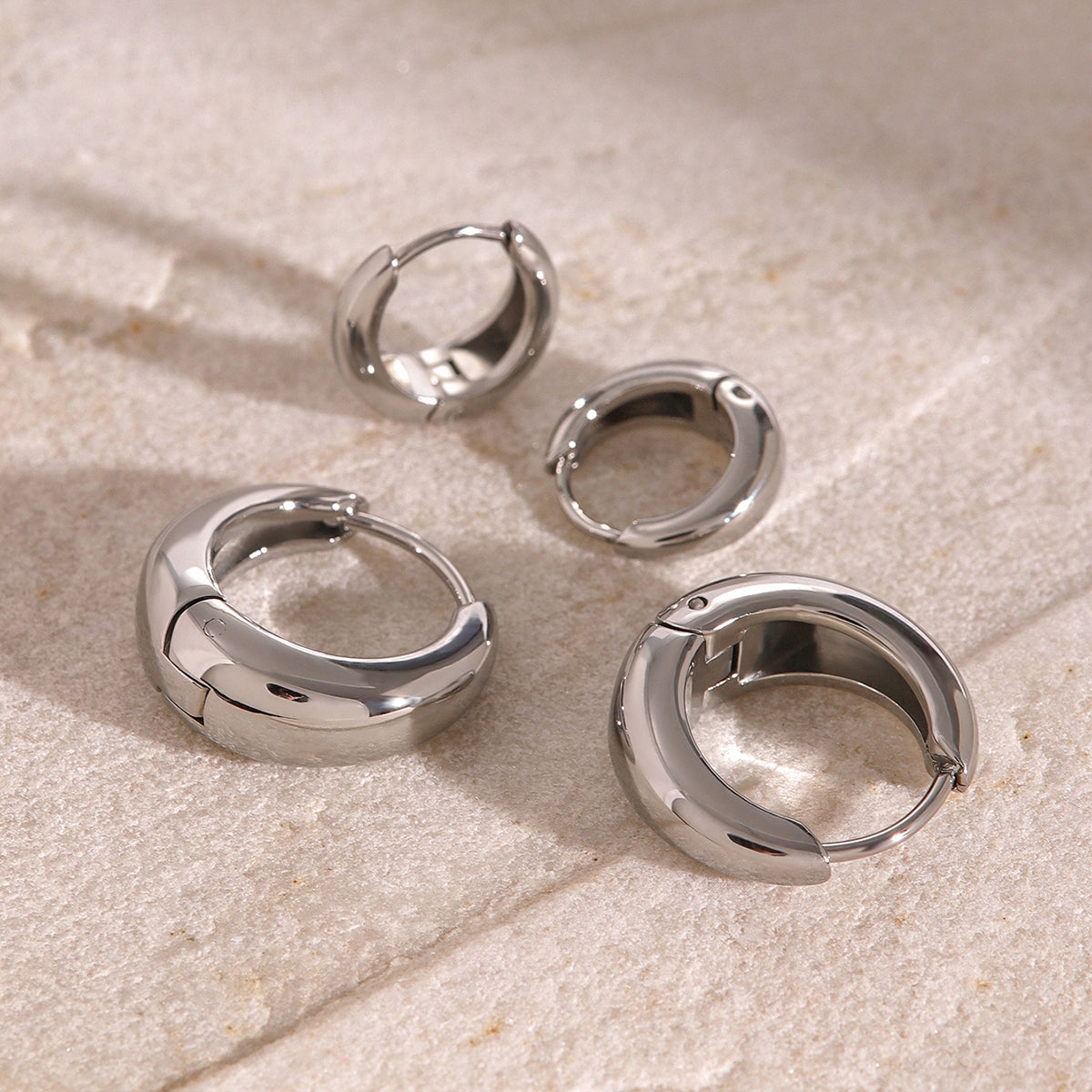 Iris – Geometrische Huggie Creolen aus Gold