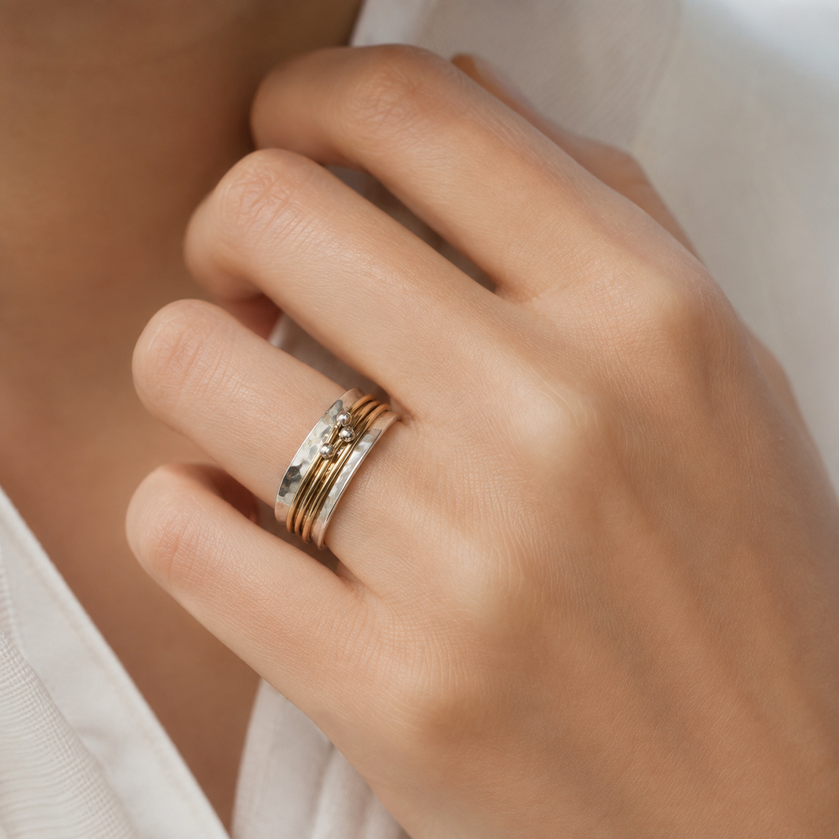 Glänzende Gracia – Vintage-Ring aus Gold und Silber mit strahlender Oberfläche