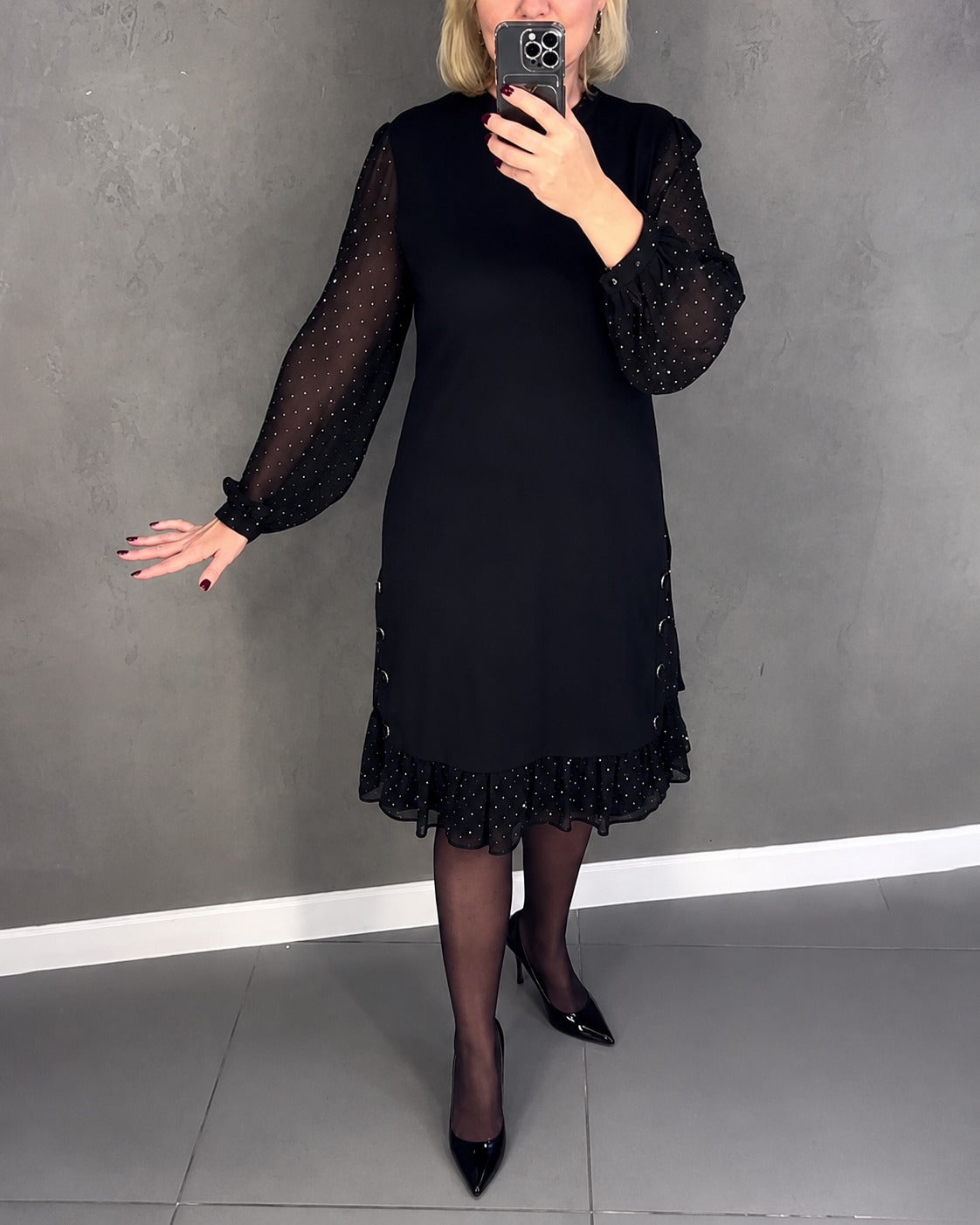 Gabriela - Elegantes Kleid mit langen Ärmeln und Punkten