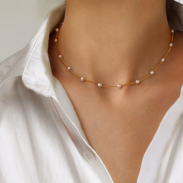 Yvaine – Perlenhalskette mit goldener Oberfläche