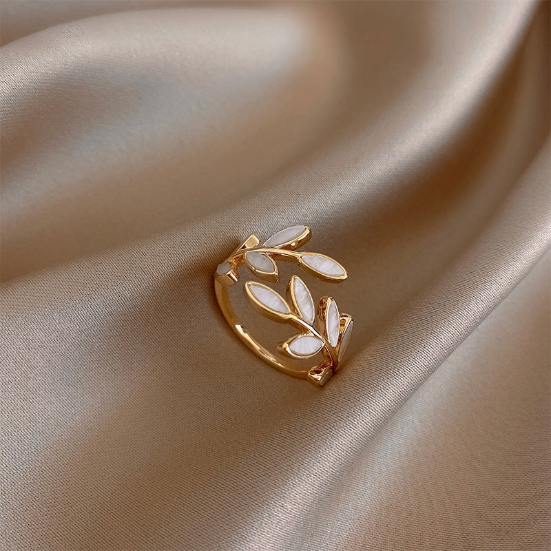 Auriane – Goldring mit Blatt und weißem Opal