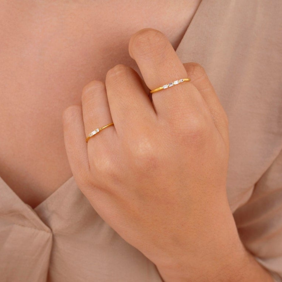 Kleines Baguette - Zierlicher runder CZ-Ring