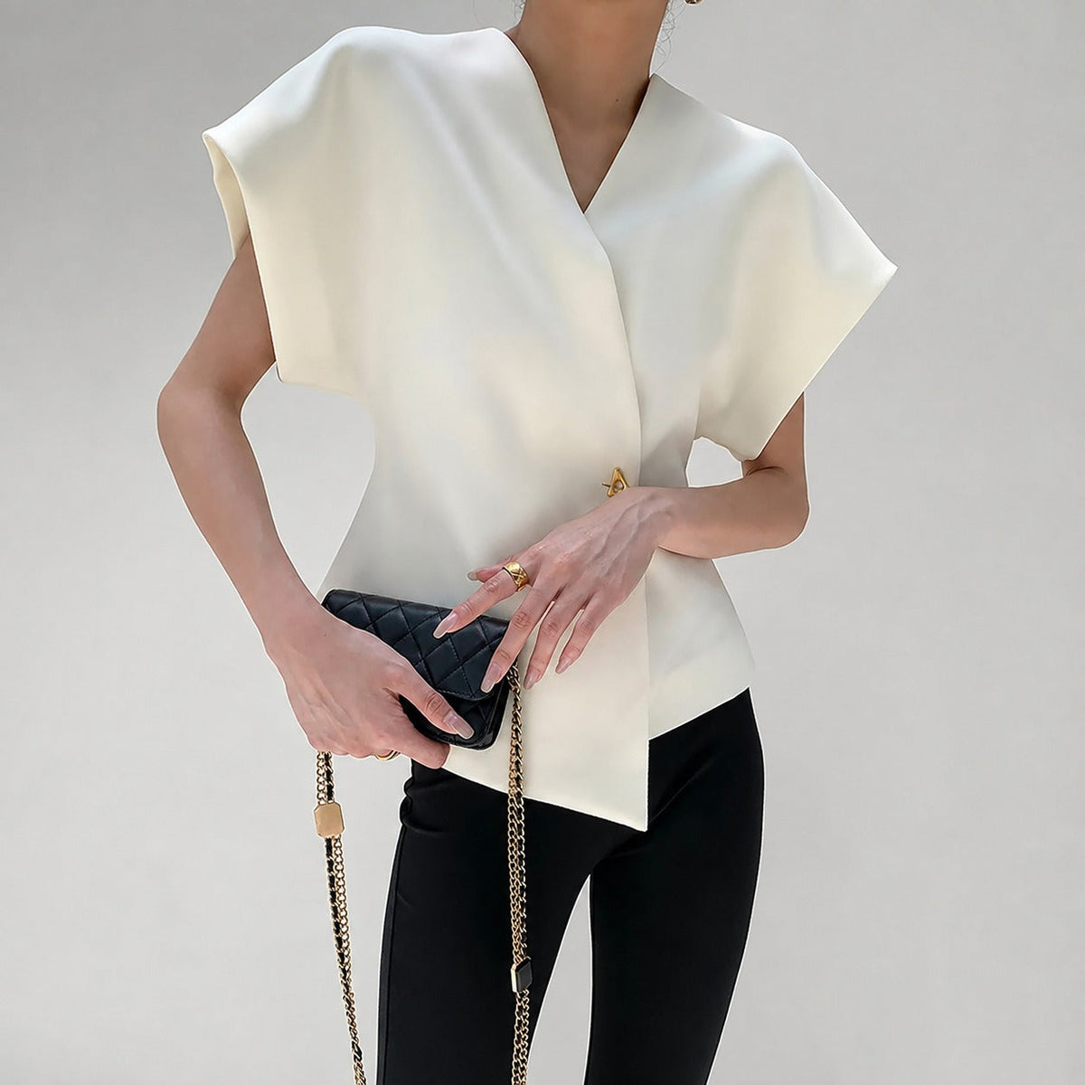 Leonie - Bluse mit V-Ausschnitt und Knopfdetails