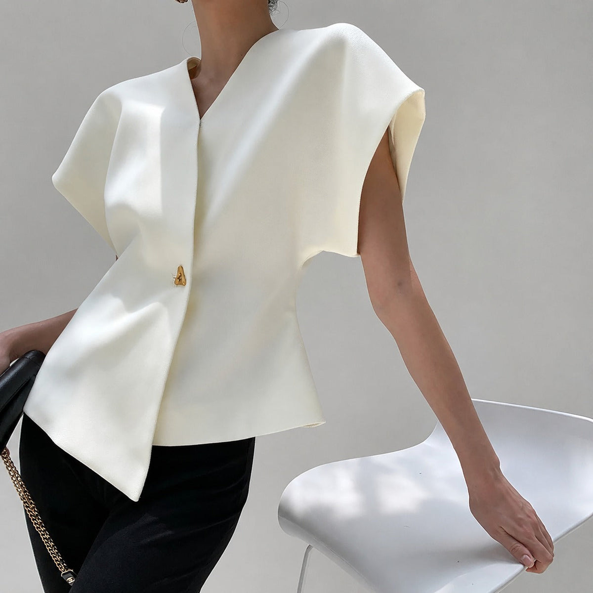 Leonie - Bluse mit V-Ausschnitt und Knopfdetails