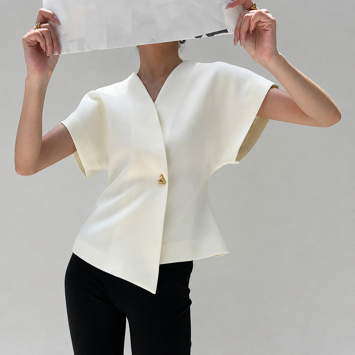 Leonie - Bluse mit V-Ausschnitt und Knopfdetails