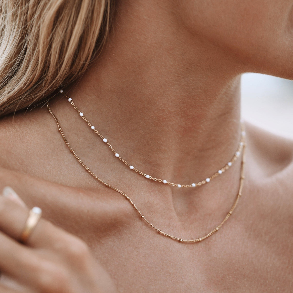 Aveline – Doppelhalskette mit goldenen Perlen und Emaille