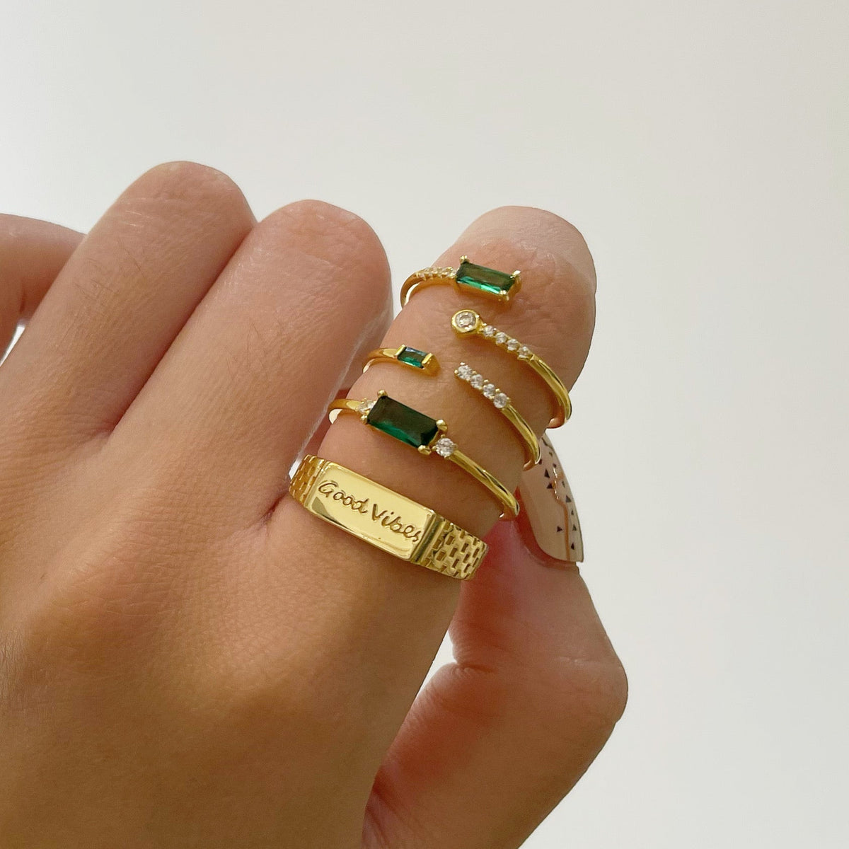 Fen - Weicher Baguette-Ring mit grünem Zirkonia